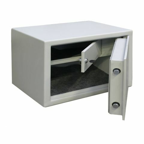 Compacte grijze wapenkluis met dubbele deur, onderdeel van ons assortiment wapenkluizen voor veilig opbergen.